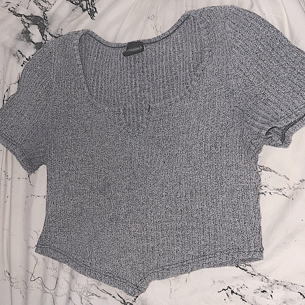 Gray notched neck asymmetrical hem cropped tee